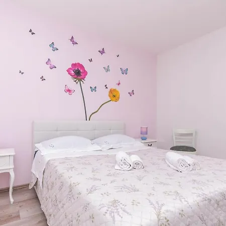 Spacious Snowwhite Apartment