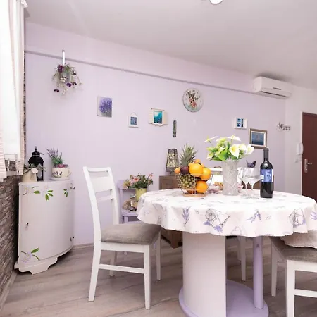 Spacious Snowwhite Apartment