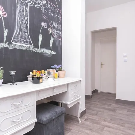 Spacious Snowwhite Apartment *