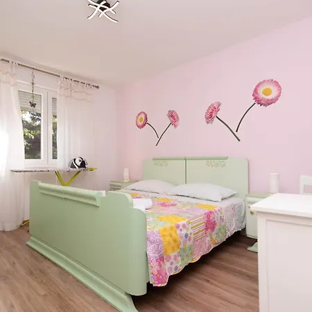 Spacious Snowwhite Apartment