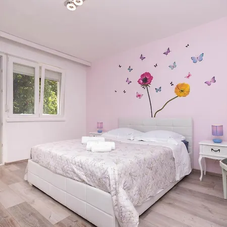 Apartment Spacious Snowwhite Split