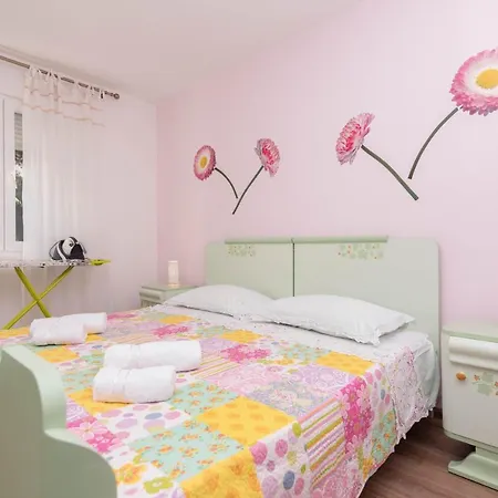 Spacious Snowwhite Apartment